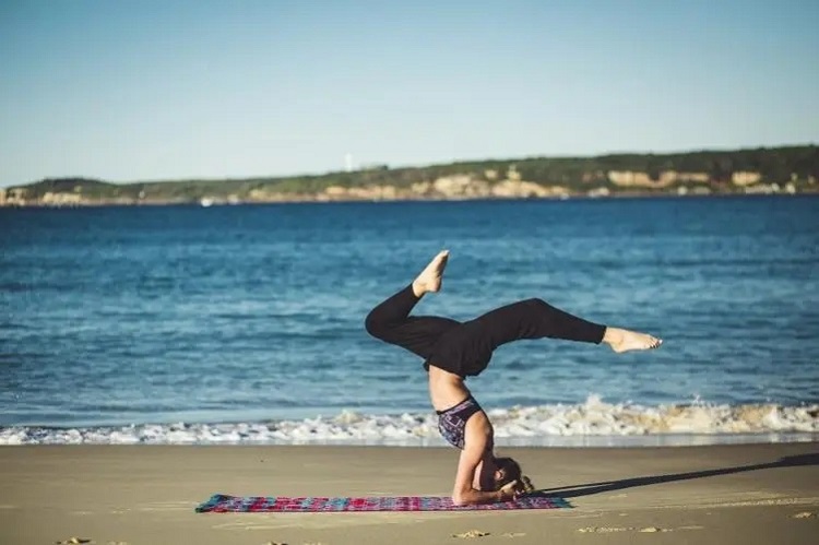 Übungen auf einer Yogamatte machen