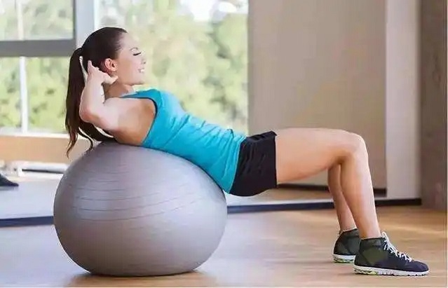 Posen mit Yogaball